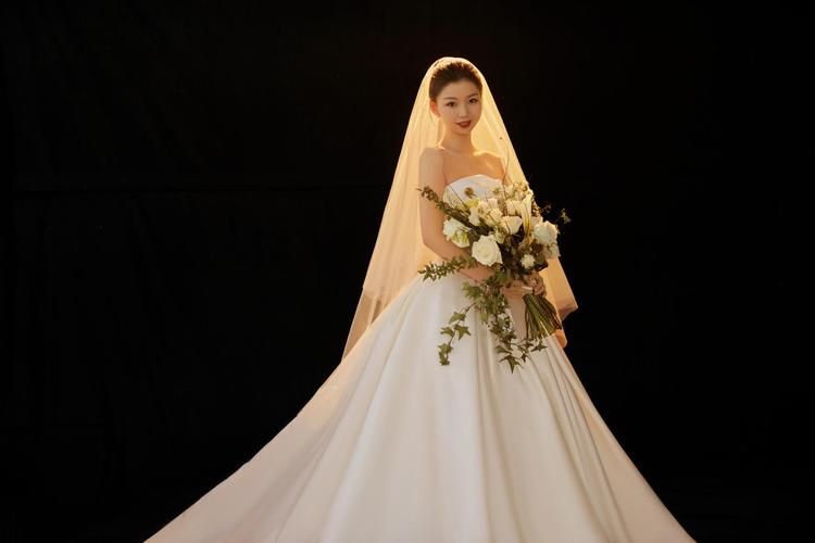 黄金时刻逆光婚纱照侧身姿势