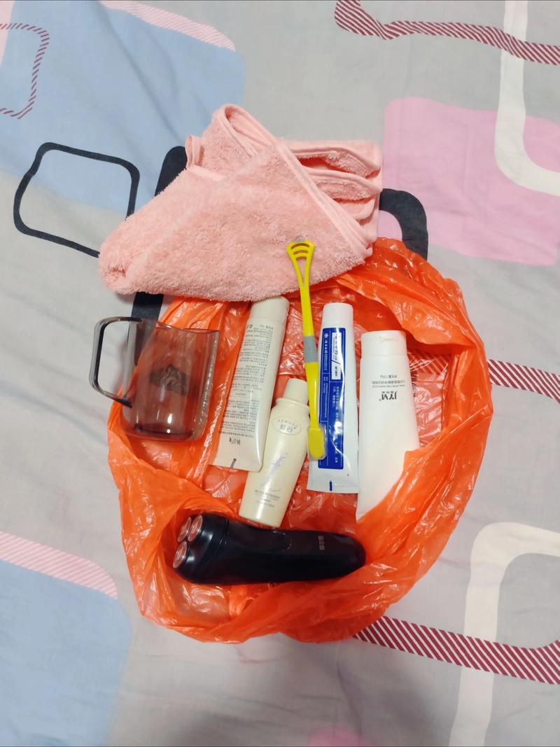 未收纳洗护用品漏液污染行李箱实拍