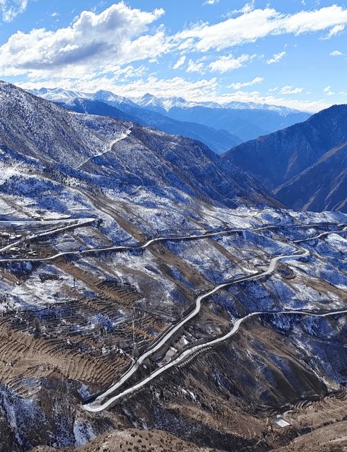 香格里拉雪山下盘山公路自驾风景