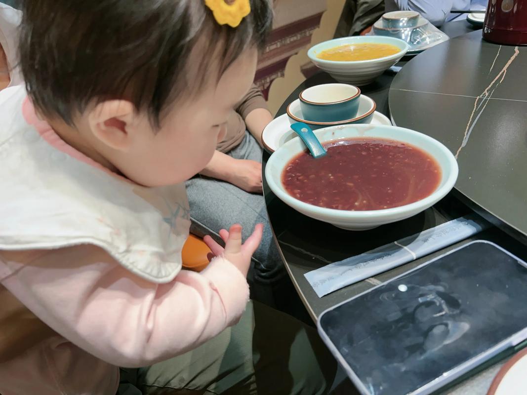 宝宝盯着大人吃饭表现出馋嘴的样子