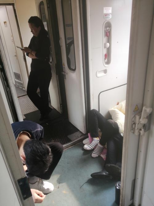 火车过道乘客简单拉伸动作实拍