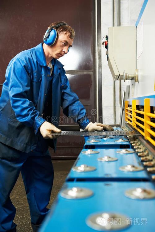 车间工人操作脚踏剪板机现场