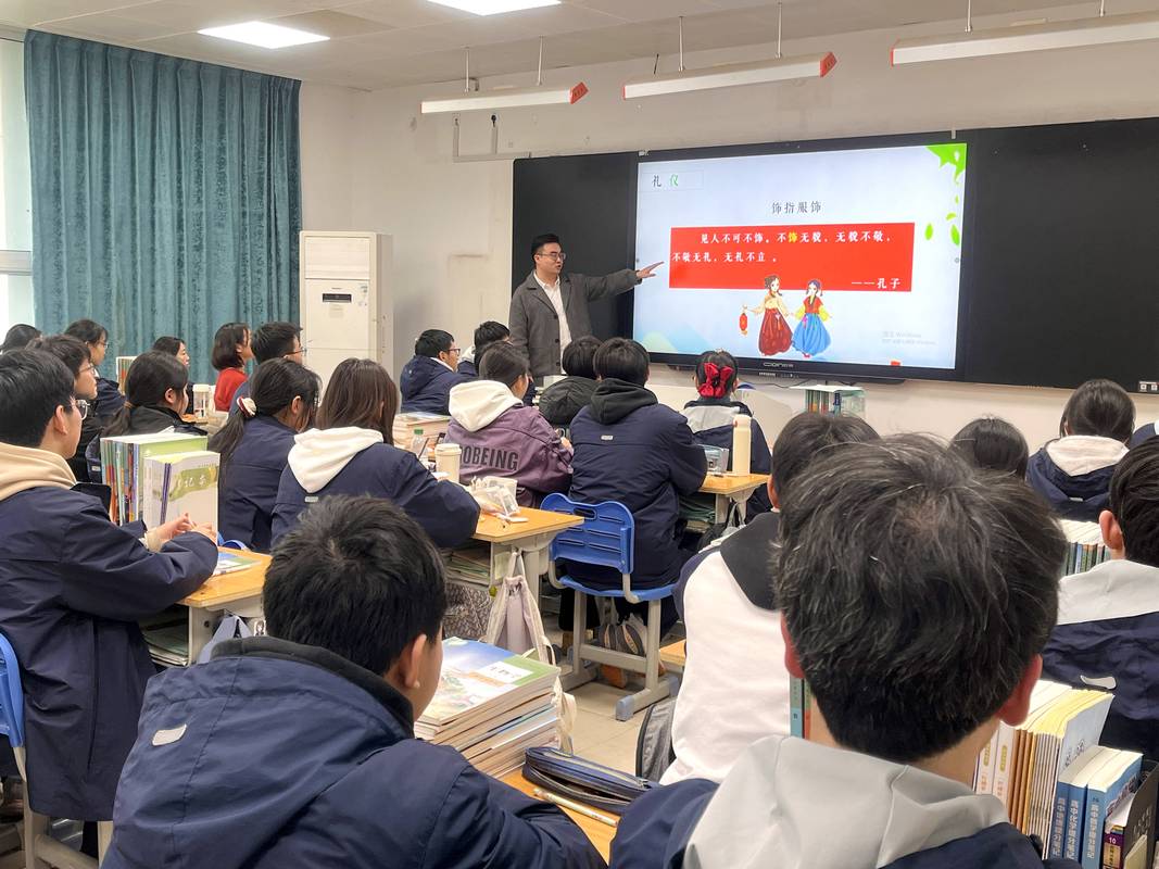 中学班干部班会讨论工作场景