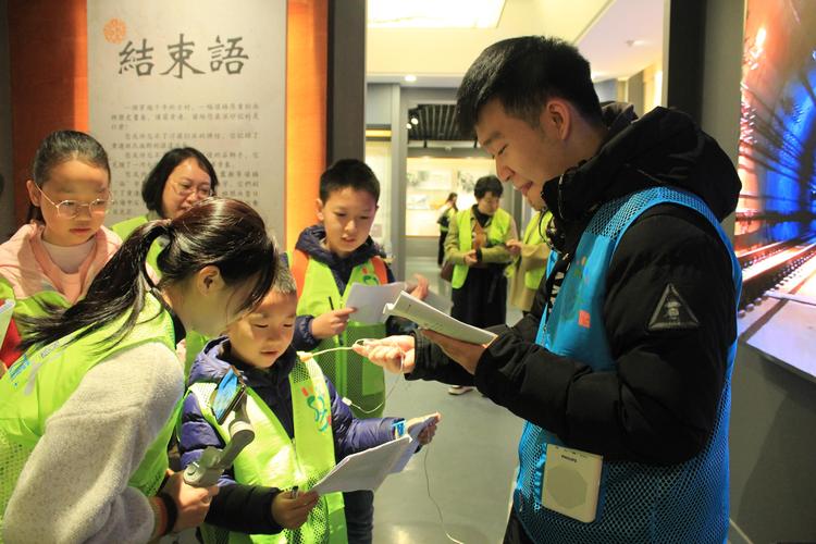 学校组织研学旅行出发前导师在教室做行前课