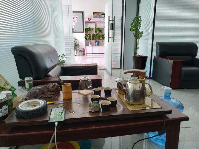 教师办公室窗边放着瓷杯的休息角落