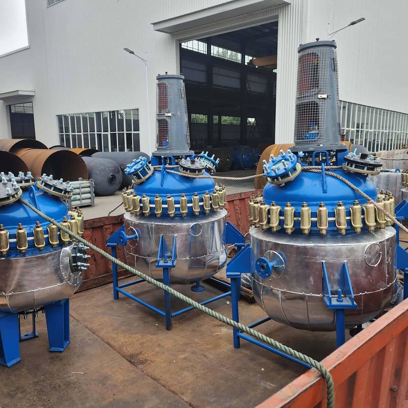 化工车间不同规格成品反应釜实拍
