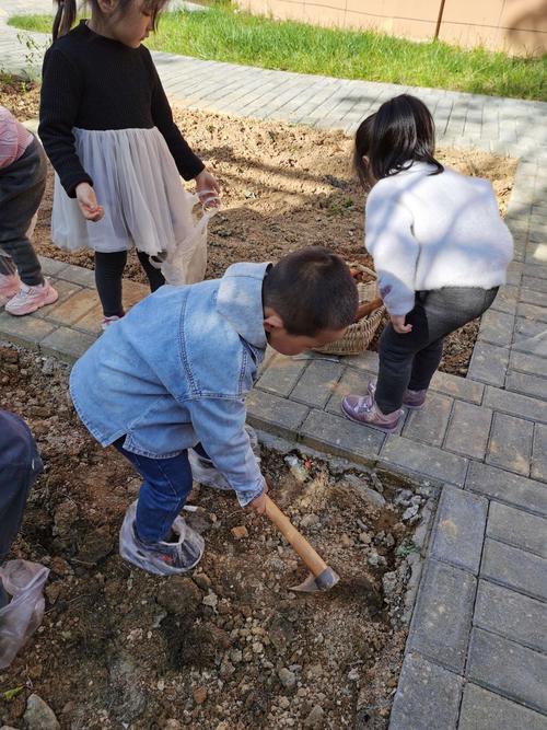 小区公园儿童蹲玩土观察地形实拍