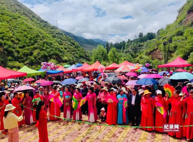 甘肃康乐莲花山六月朝山花儿会人群
