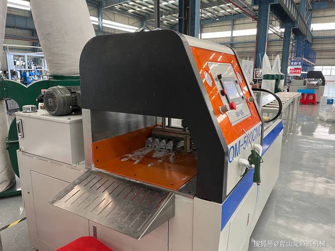 铝合金门窗加工厂型材切割机作业实拍