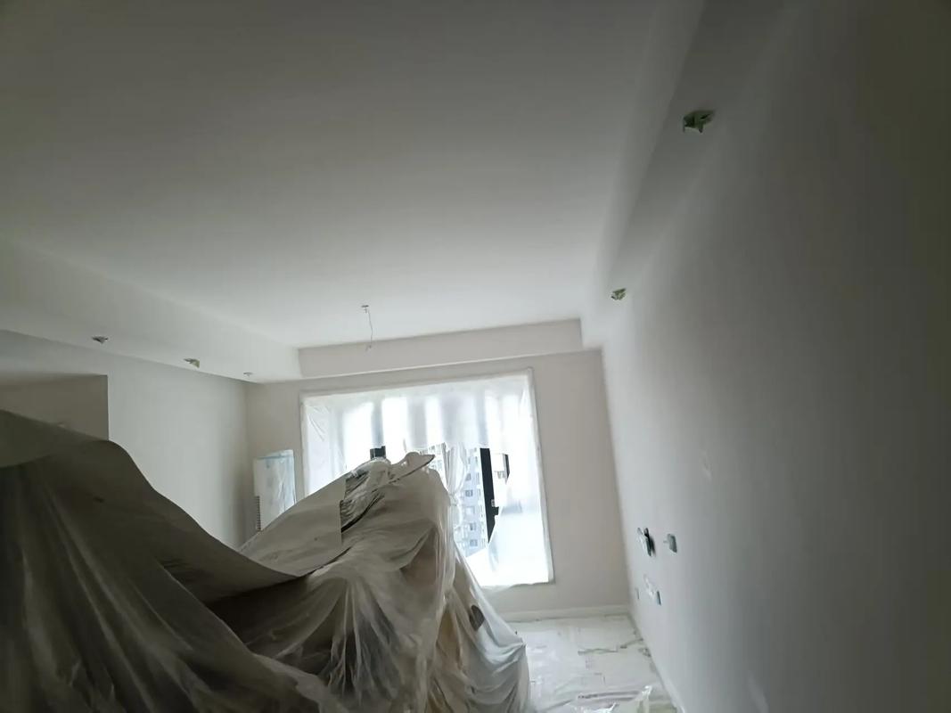 家装工人过度稀释乳胶漆现场实拍