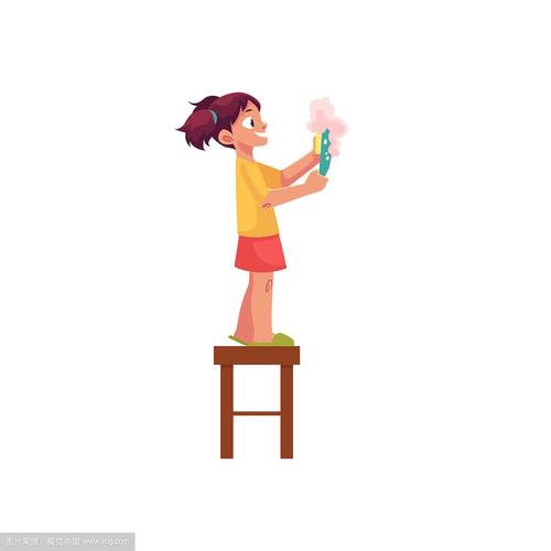 3岁儿童站在凳子上洗盘子