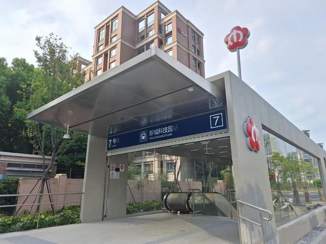 南京TOD项目地铁出站口实景