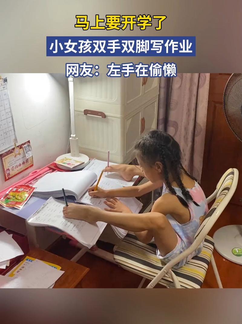 小学生写作业时无意识晃腿的日常场景实拍