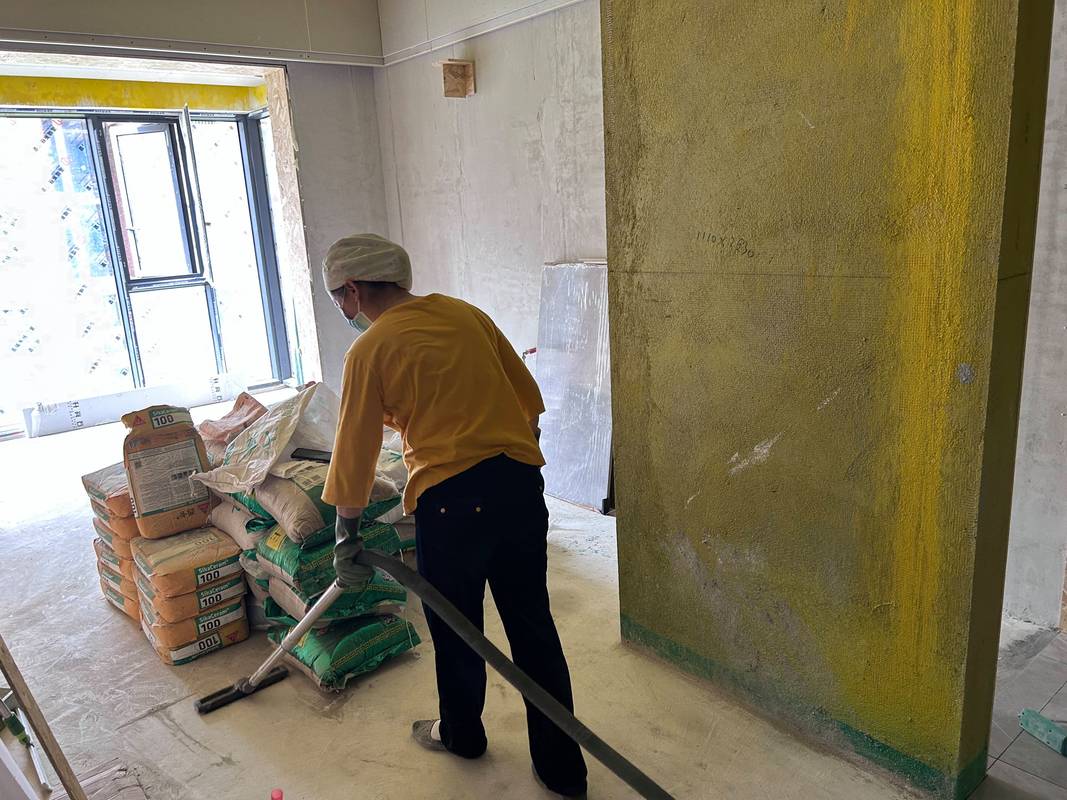 装修期间防尘布覆盖地板和家具施工现场图