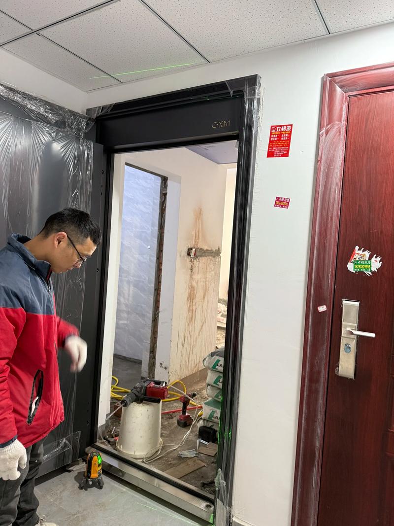 装修师傅安装防盗门现场实拍