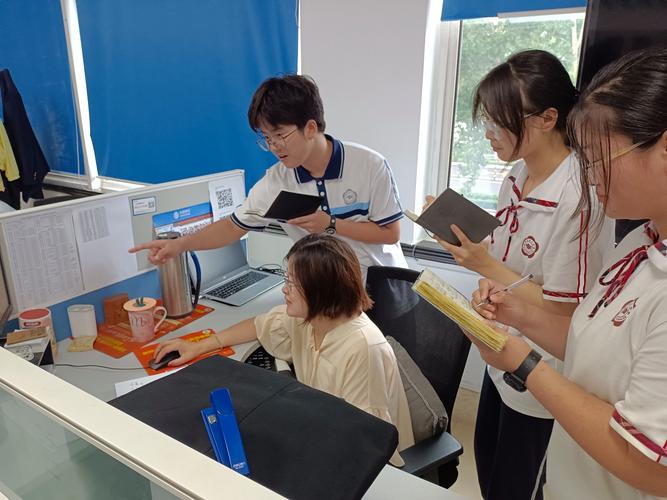 高中生职业认知实践岗位跟拍记录图