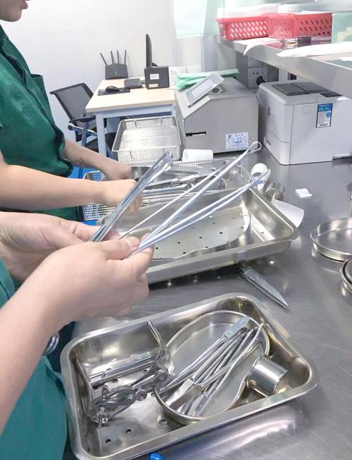纹眉操作台工具消毒过程特写
