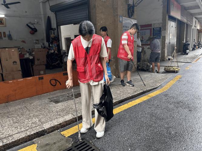 中学生参加城市清洁凌晨四点社会实践