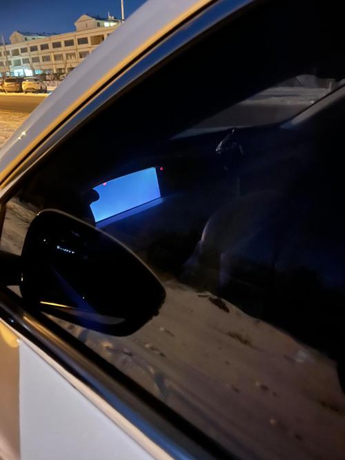 锁车后蹲在车边观察门缝漏光测试图
