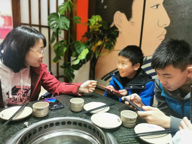 亲子餐桌上聊数学题的温馨场景
