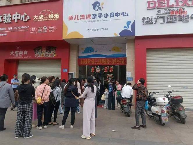 家长维权投诉天价兴趣班现场