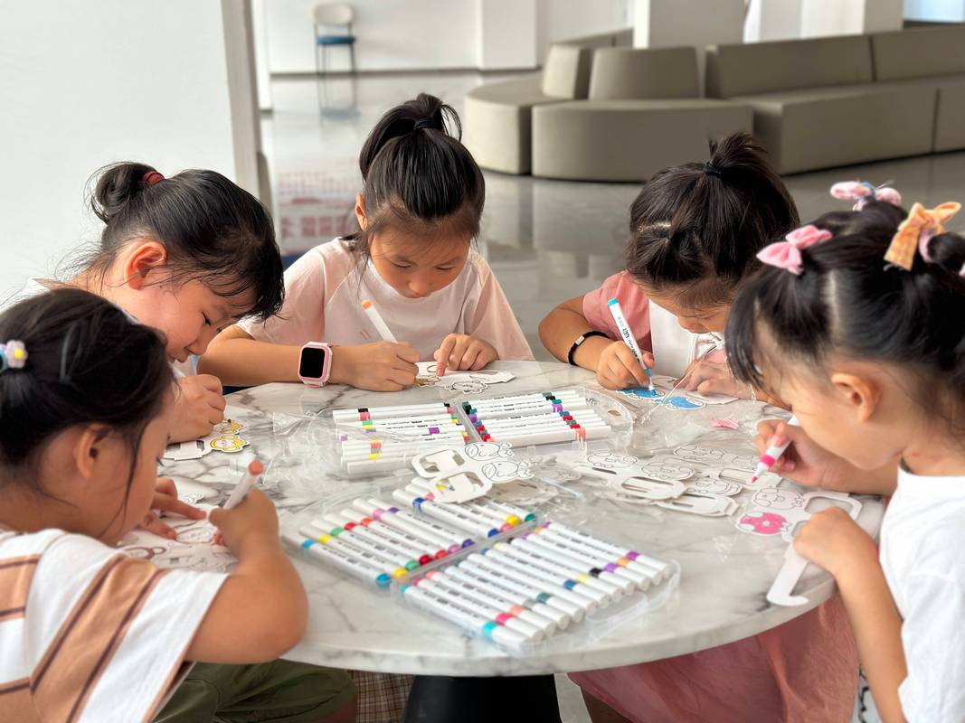 儿童俱乐部老师陪孩子做手工