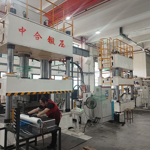 工厂车间成型不锈钢水槽拉伸液压机实拍