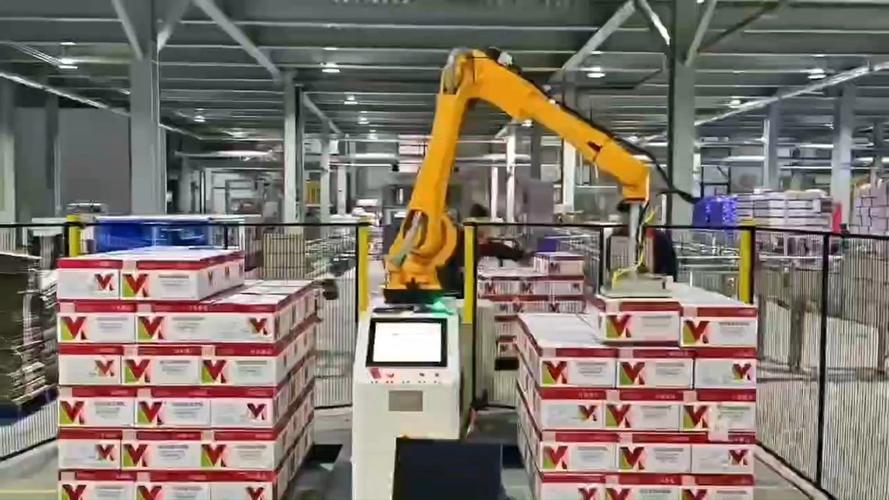 工厂车间六轴工业机器人高速码垛作业实拍