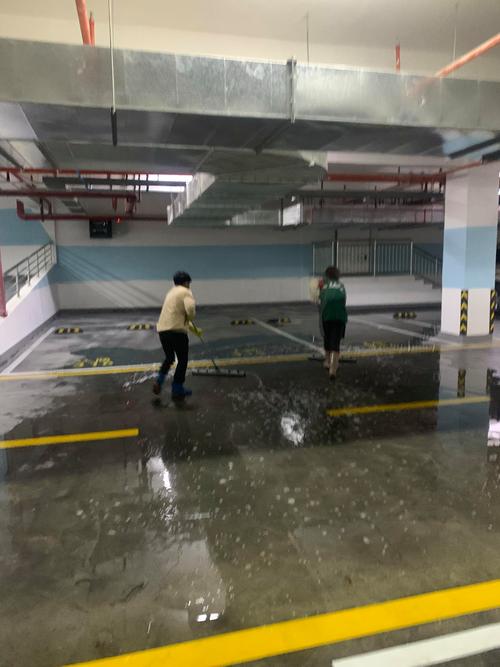 城市小区地下车库洪水退去后积水清理