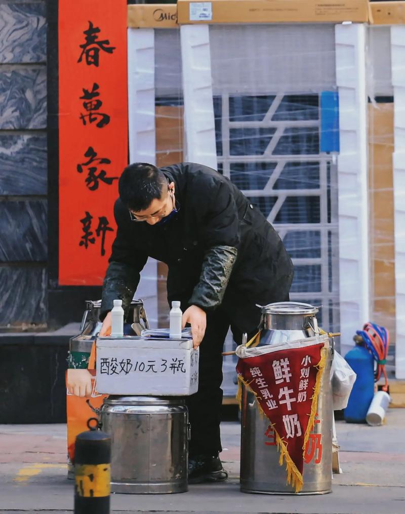 今天，我蹲下来擦了那摊牛奶