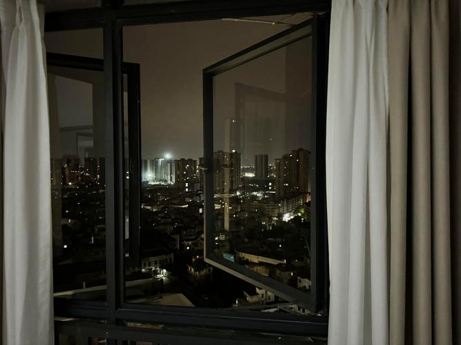 夜晚住宅窗边望街景放松场景
