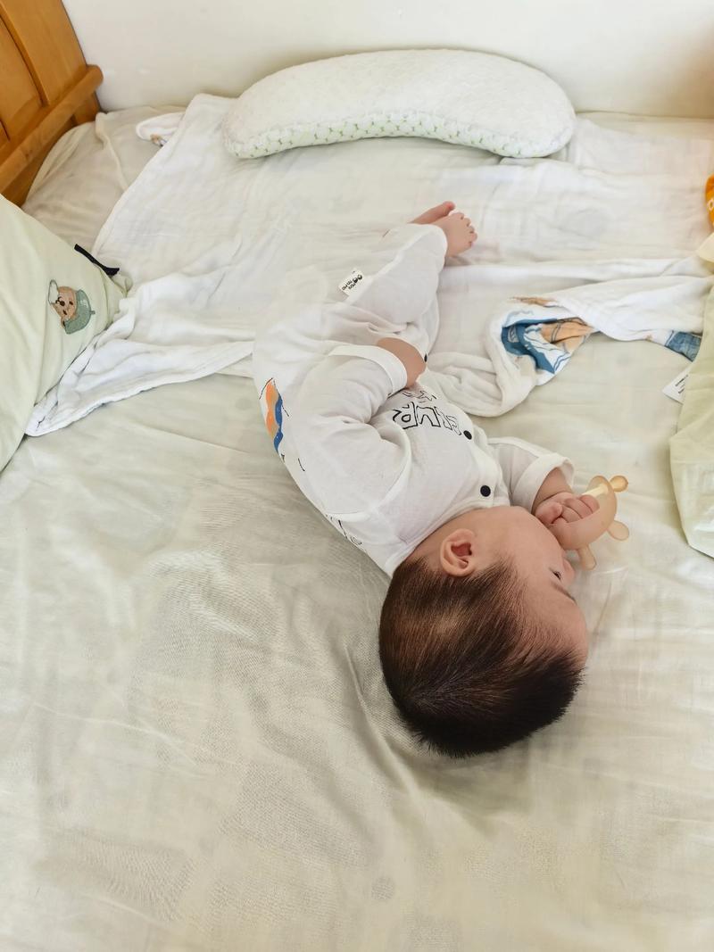 宝妈辅助三个月宝宝翻身练习实拍