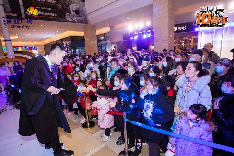 商场中庭魔术表演观众互动现场