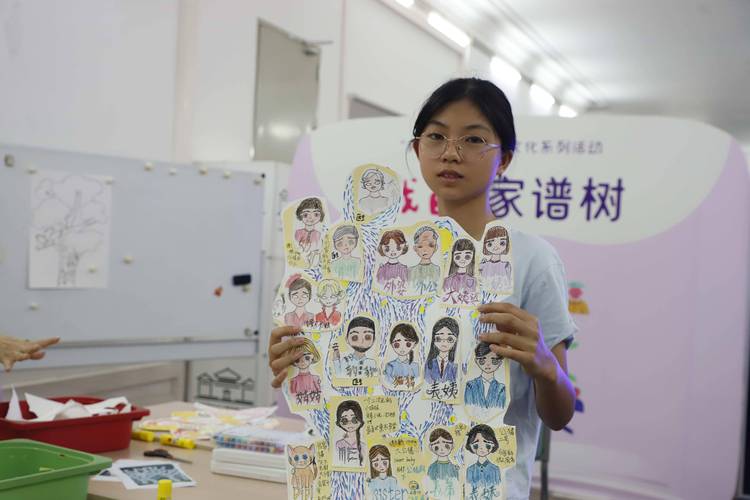 儿童参与家谱制作活动现场