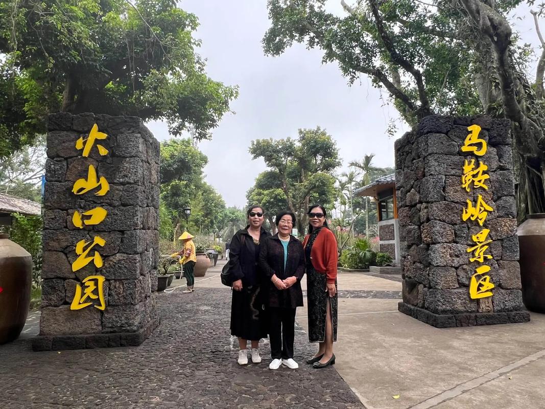 假日海滩到火山口公园:深入腹地的慢车之旅