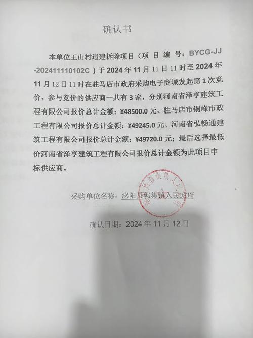 拆迁律师在查看堆积如山的拆迁文件材料