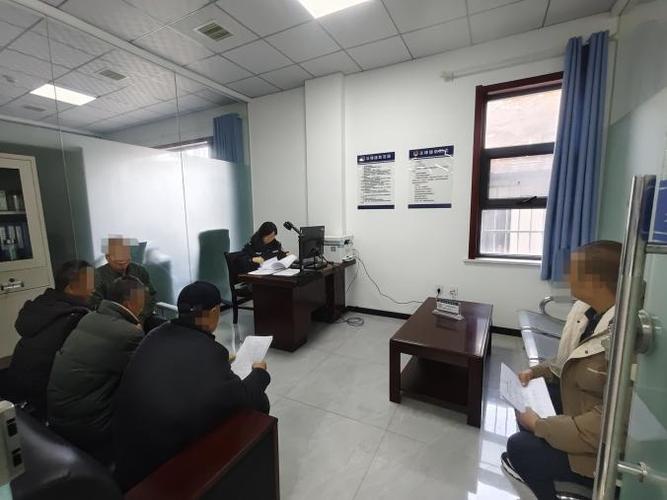 农民工在法律援助中心窗口提交讨薪材料