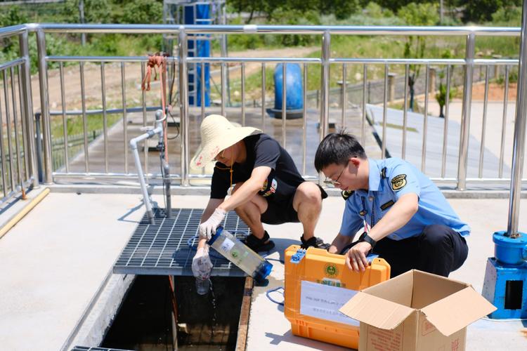 废水处理设备厂家工程师现场勘测水质