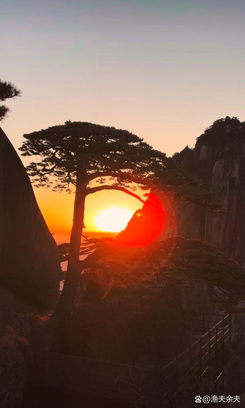 黄山日出云海剪影