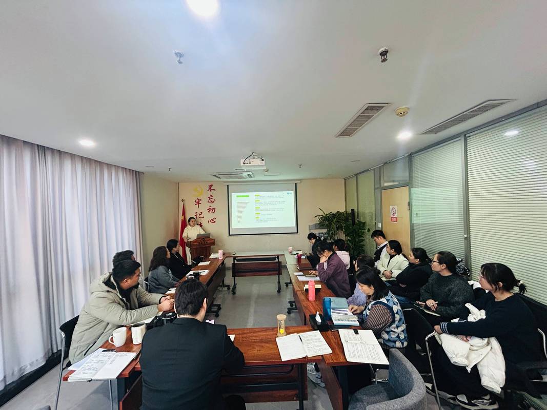 律师团队在会议室讨论债务追偿策略