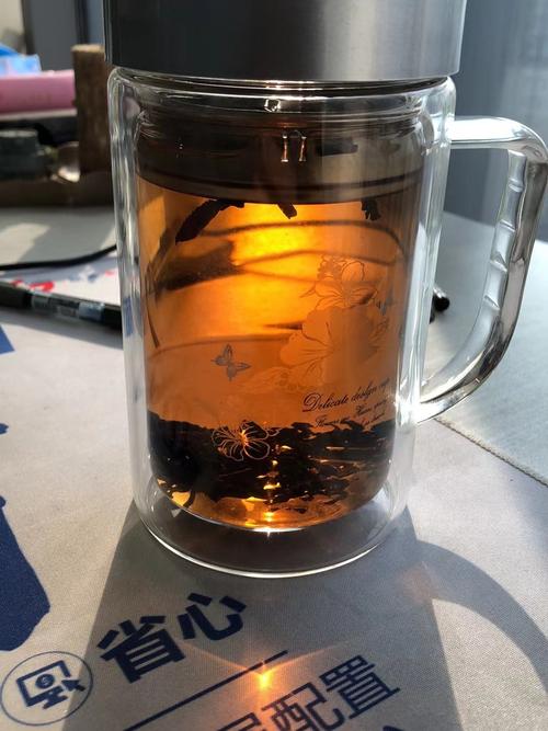 办公室工位上放着的半杯浓普洱茶保温杯