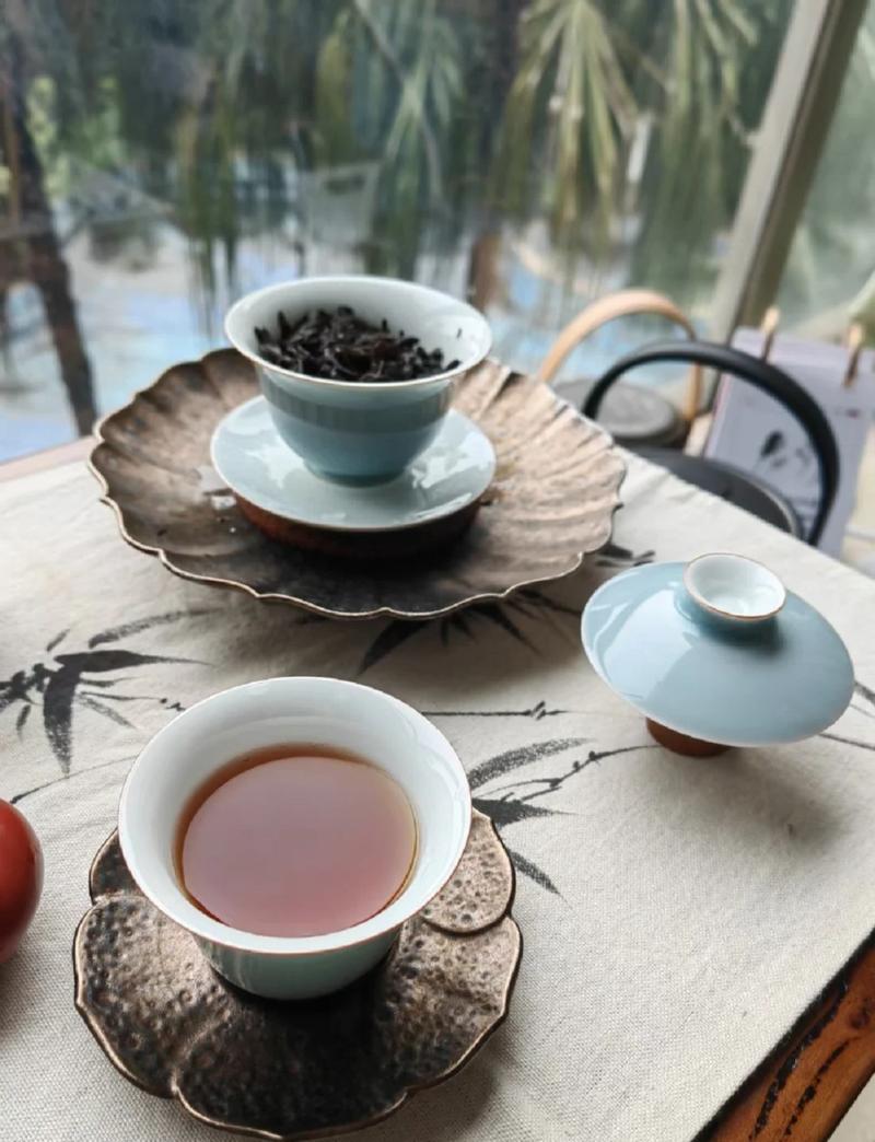 老茶人用粗陶盖碗在木桌泡岩茶的日常场景