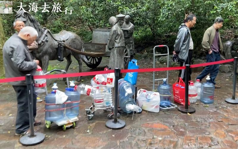 杭州虎跑泉入口处游客排队接水的场景
