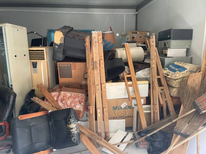 角落堆着的旧夹具,全是产线踩过的坑