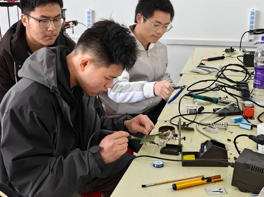 大学生工程实践比赛焊板现场