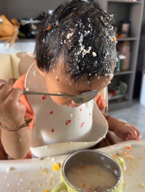孩子独立吃饭搞得满脸都是