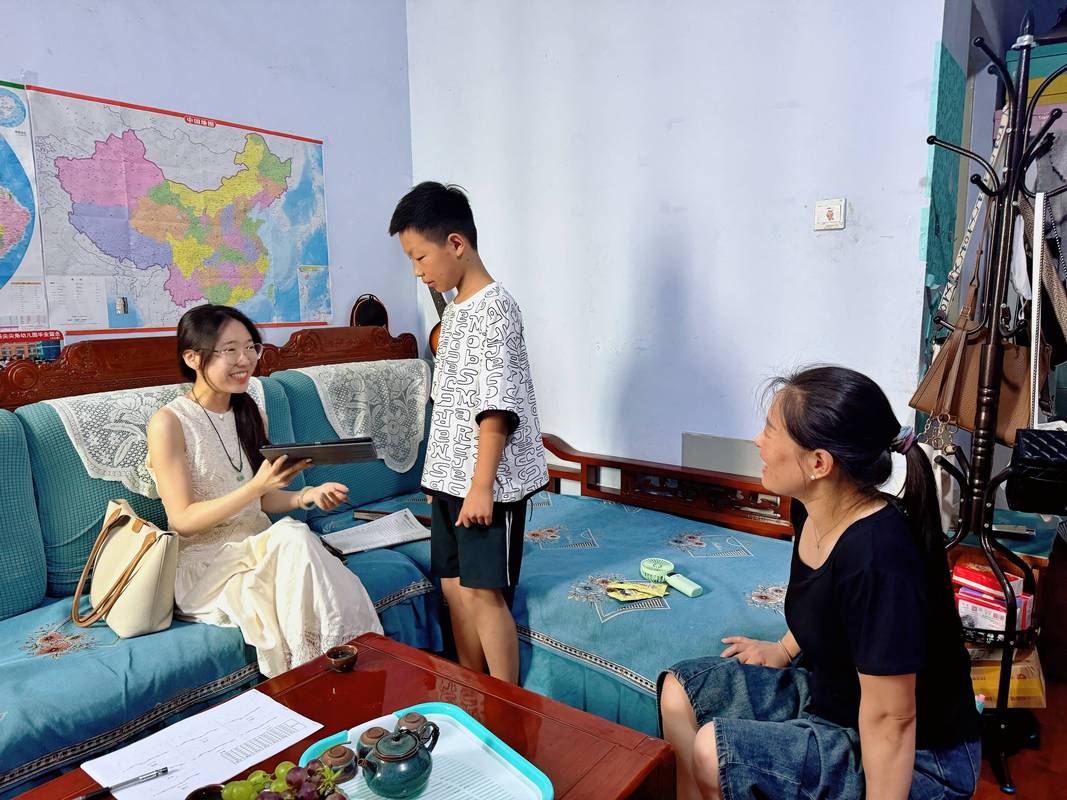 班主任老师入户家访 和孩子一起看画册