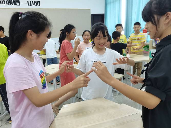 老师在课堂上带领学生做注意力训练游戏
