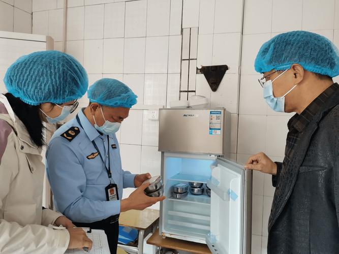 未成年人保护法校园食品安全检查执法现场照片