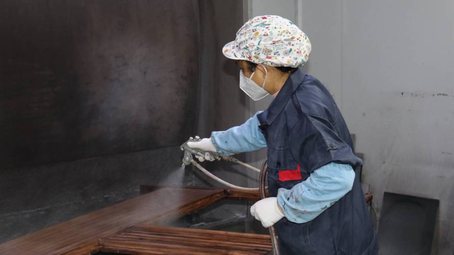 高端红木家具手工喷涂作业现场